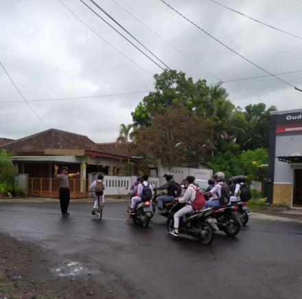 MENYEBERANGKAN JALAN, GIAT RUTIN BABINKAMTIBMAS SRIHARDONO